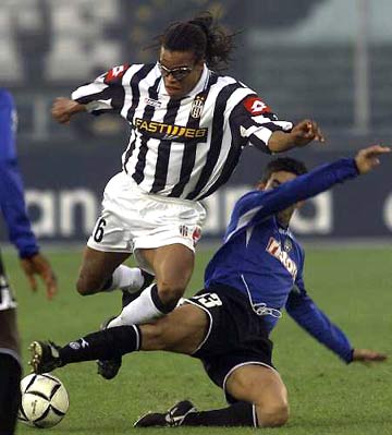 德甲战报：迪亚斯传射、杰克逊锁胜局，拜仁3-1圣保利