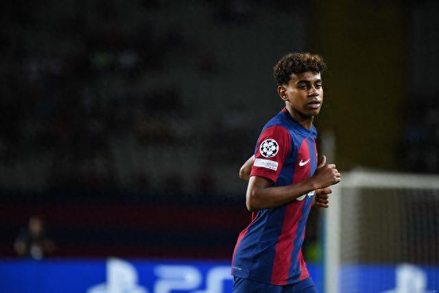 37岁80天，莱万是西甲历史上演帽子戏法第四年长的球员（莱万37岁80天，成为西甲历史上第4年长完成帽子戏法的球员）