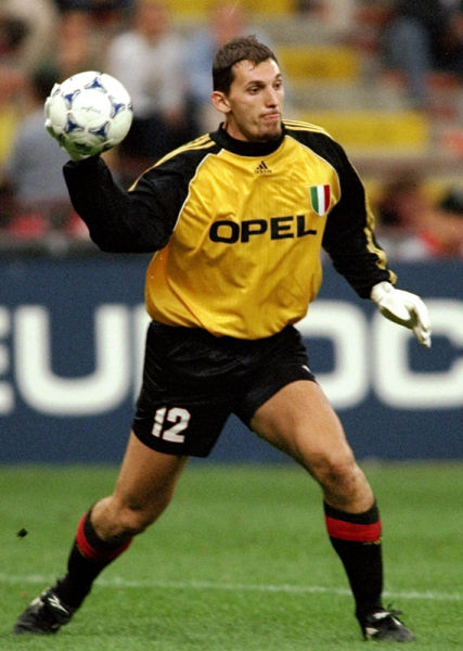 足球报：张外龙这几年一直关注铜梁龙，冲超后他独坐良久