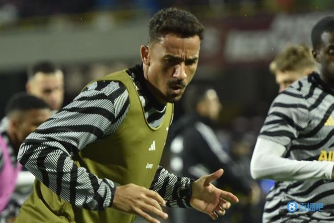 英超半场：阿德利、亚当斯破门，伯恩茅斯暂2-1桑德兰（英超半场战报：阿德利、亚当斯建功，伯恩茅斯2-1领先桑德兰）