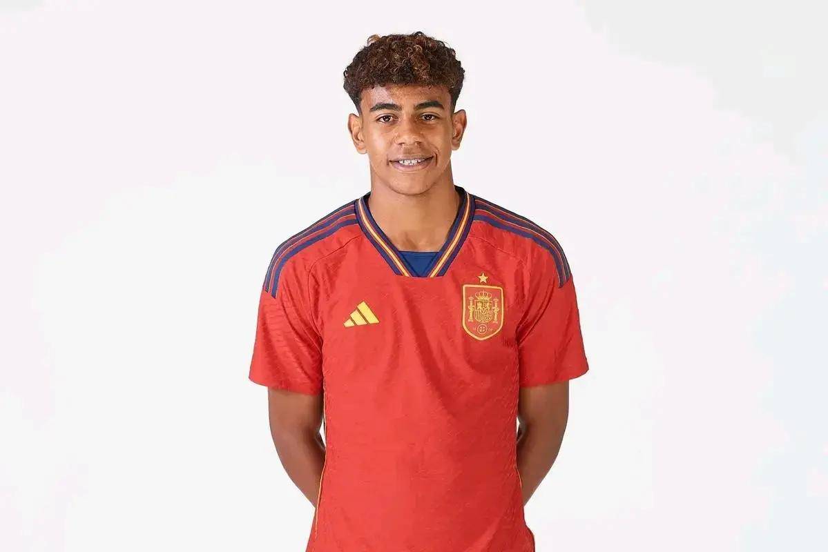 罗马诺：拜仁将与凯恩谈续约，现阶段谈论转会巴萨还为时过早（罗马诺：拜仁计划与凯恩商谈续约，目前讨论转会巴萨仍为时尚早）